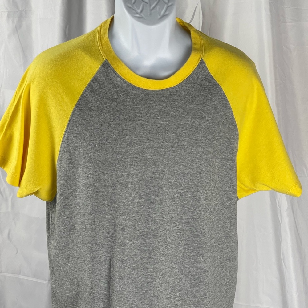 OLD NAVY, XL MEN’S YELLOW AND GRAY CREW NECK TEE